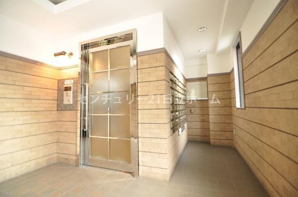 Entrance. Common areas