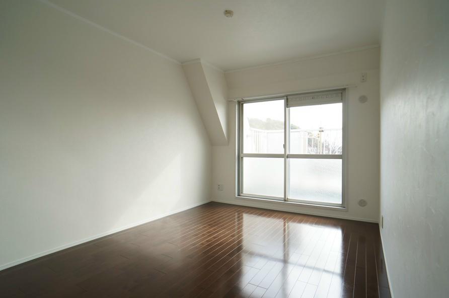 Non-living room. For the 6 floor, ventilation ・ There is a sense of open.