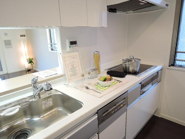 Kitchen. IH cooking heater ・ Dishwasher ・ With disposer