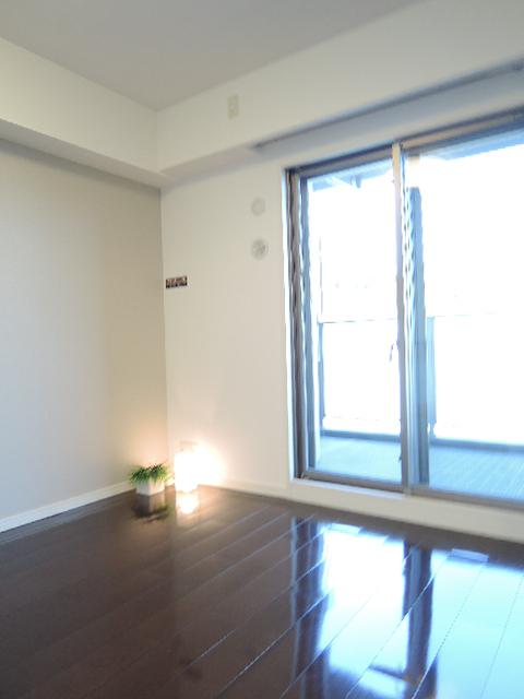 Non-living room. 6 Pledge Western-style room that faces the balcony