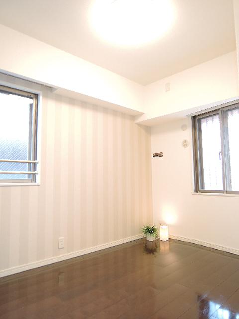 Non-living room. 5 Pledge Western-style