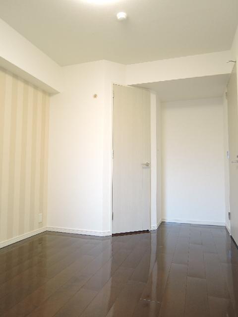 Non-living room. 6.5 Pledge Western-style