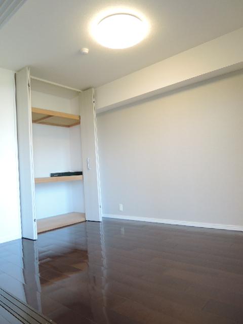 Non-living room. 6 Pledge Western-style