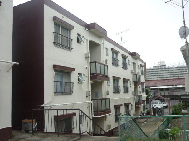 Building appearance. Quiet apartment is located in the residential area