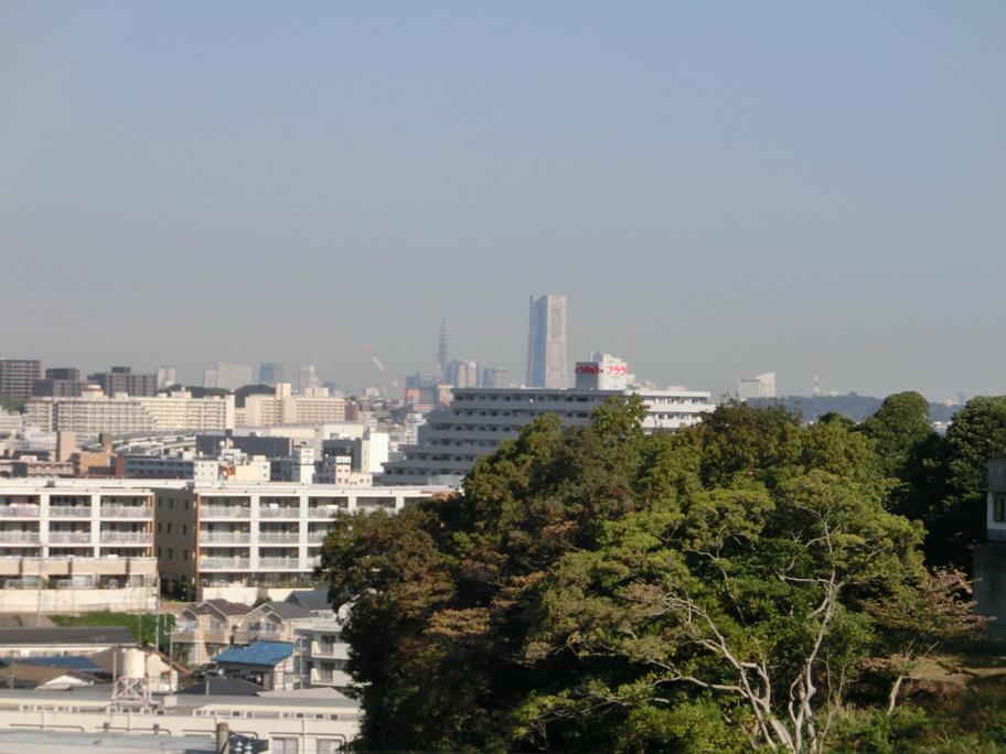 View photos from the dwelling unit. View from the north Yokohama Landmark Tower distant view