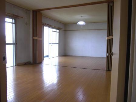 Non-living room. Living and lasted Western-style is also sunny!