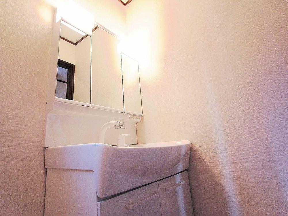 Wash basin, toilet. It is convenient basin also with a shower head! Wash room (May 2013) Shooting