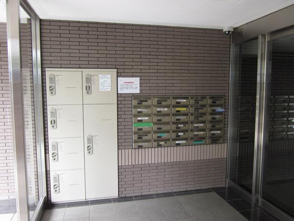 Entrance. Home delivery locker is installed, Entrance hall