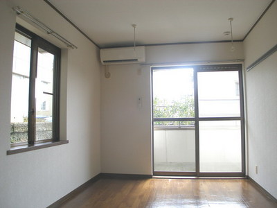 Living and room. It is a photograph of the same type (No. 103 room).