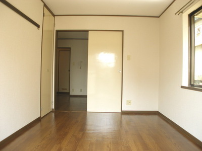 Living and room. It is a photograph of the same type (No. 103 room).