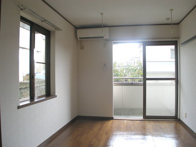 Living and room. It is a photograph of the same type (No. 103 room).