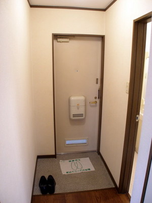 Entrance. It is a photograph of the same type (No. 103 room).