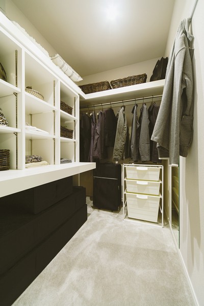 Western-style (1) large capacity of a walk-in closet is in