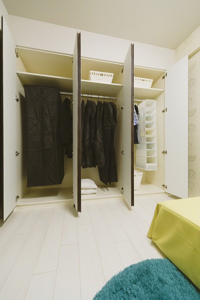 Western-style (2) use to wall-to-wall easy triplicate closet