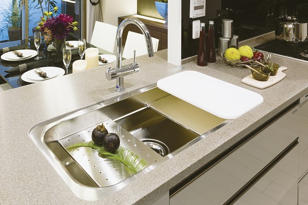  [Utility sink] Wide sink of about 90cm width suppress the water wings sound low quiet specification. Together selectively used up and down the two-stage plate is attached to the application
