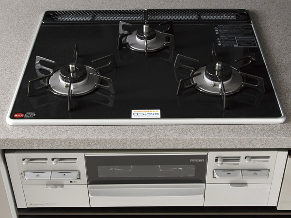 Kitchen.  [Two short beeps and a stove] Waterless both sides grill, Features rich, such as temperature control and safety equipment is attractive.