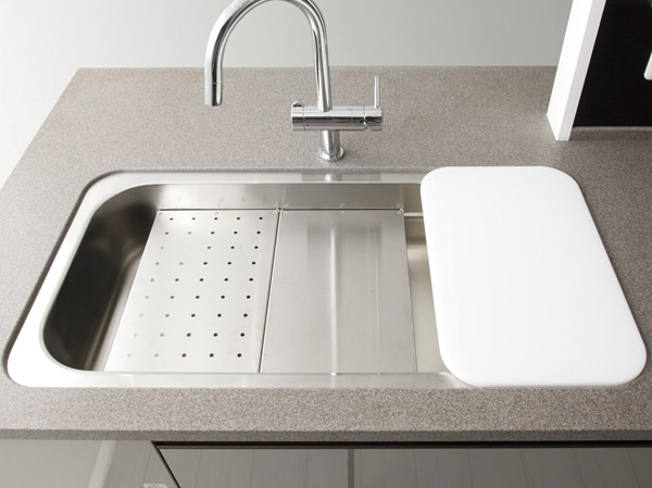 Kitchen.  [Utility sink] To suppress the water wings sound low quiet specification. It can also three-dimensional installed in the upper and lower two-stage plate.
