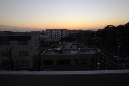 View photos from the dwelling unit. But is a 5-minute walk station, View is good! (The photograph is at dusk)
