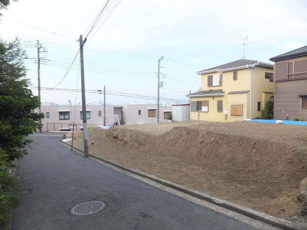 Local photos, including front road. The building is 2014 February scheduled to be completed. When photography (2013 September) is, It is where the ground leveling work has been completed.