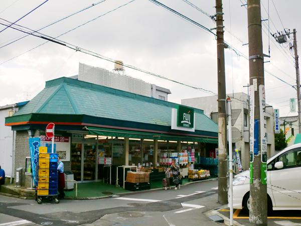 Supermarket. 907m until Fuji Negishi Hashiten (super)