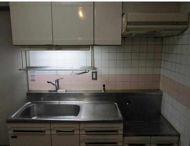 Kitchen. Two-burner gas stove can be installed