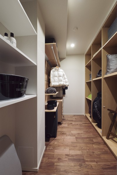 Such as golf bags and a vacuum cleaner having a height can also be happy to storage, About 3.0 tatami closet