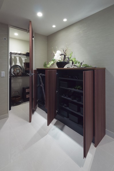 Entrance storage that can store plenty of umbrella and favorite shoes