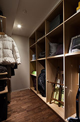 Receipt.  [Large storage] Outdoor supplies and vacuum cleaners, Old newspapers, etc., Also we have established a large closet that can be comfortably accommodated those bulky. Also quickly Maeru which do not usually use, Clean up is good strong ally.  ※ D-A type other