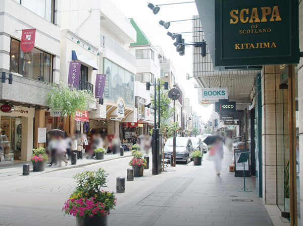 Surrounding environment. Motomachi shopping street (about 6900m) specialty stores, such as clothing and food is substantial.