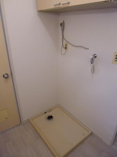 Wash basin, toilet. 2013 December 27, renovation completed