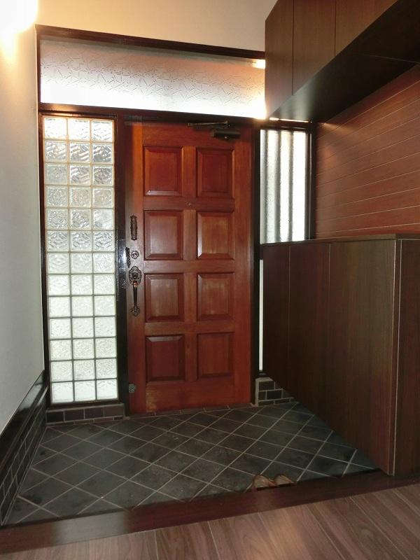Entrance. Clean with a front door storage at any time