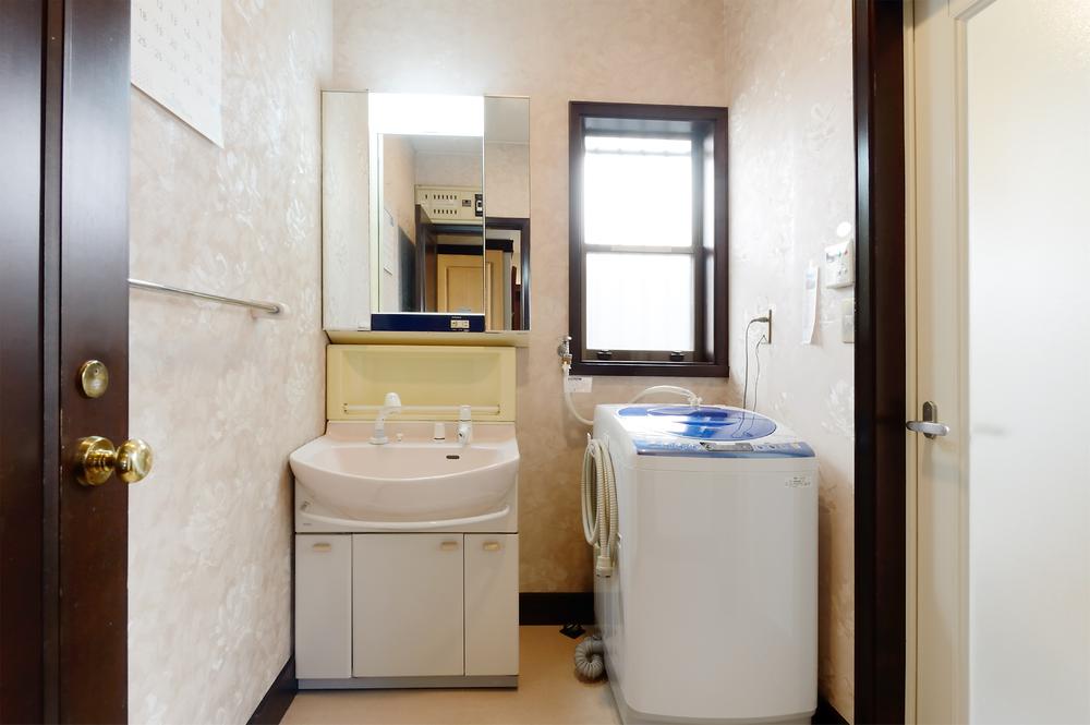 Wash basin, toilet. ◇ a window bright wash room