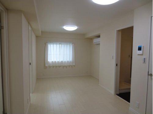 Living. Day ・ View is a good southeast angle room.