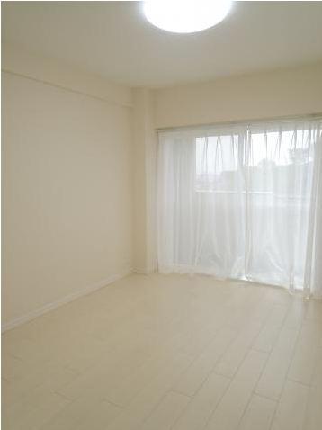 Non-living room. 5 Pledge Western-style