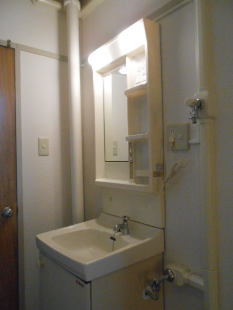 Washroom. Independent wash basin