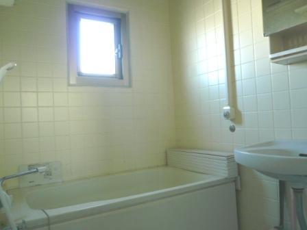 Bathroom. Indoor (12 May 2013) Shooting ■ Bright bathroom of with window (December 2009 water heater ・ Bathtub exchange settled)