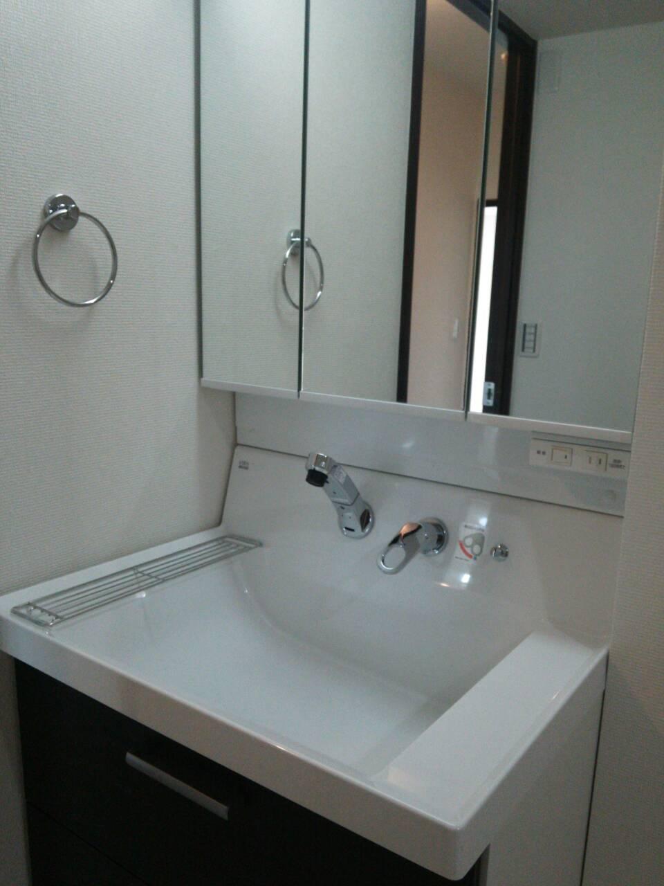 Wash basin, toilet. Indoor (12 May 2013) Shooting