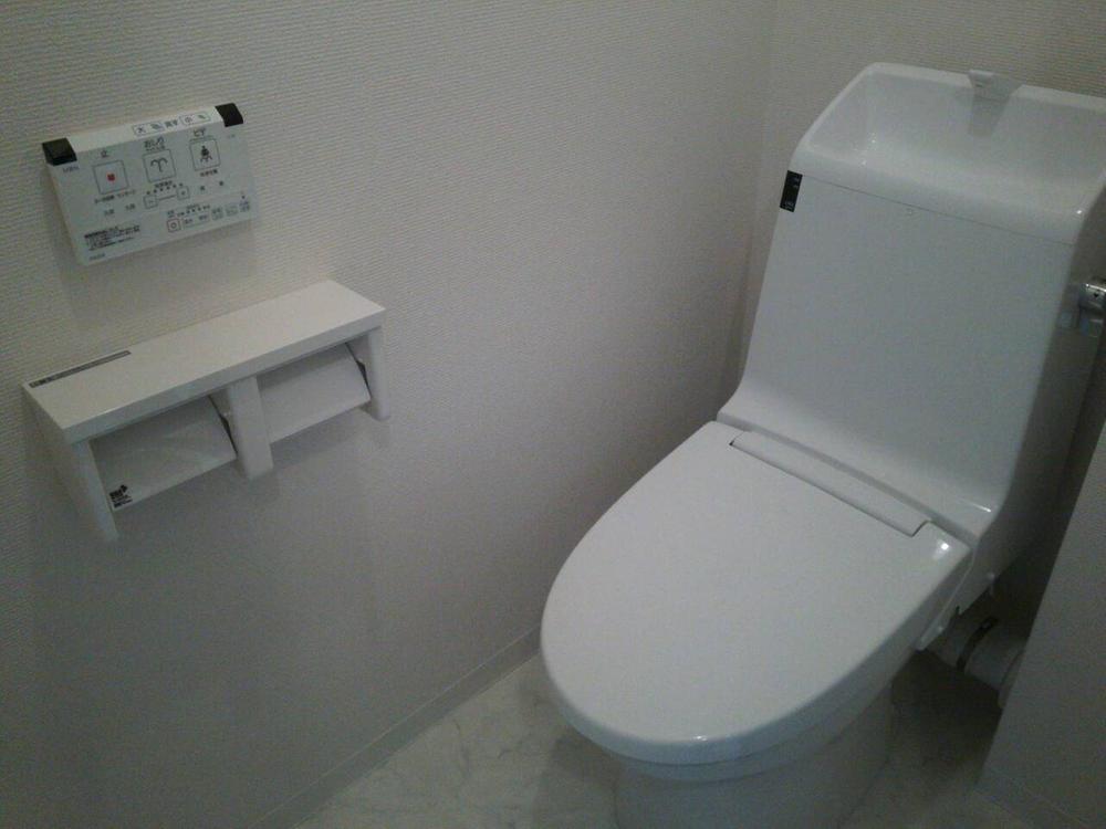 Toilet. Indoor (12 May 2013) Shooting