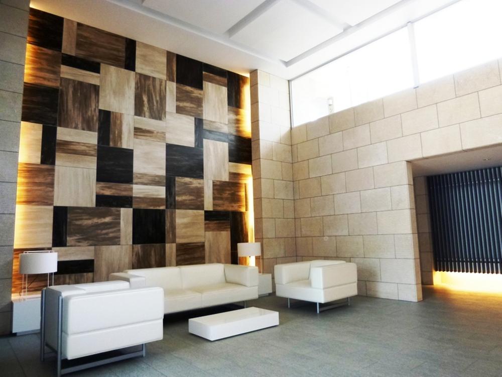 Entrance. 2-layer blow-by of the entrance hall