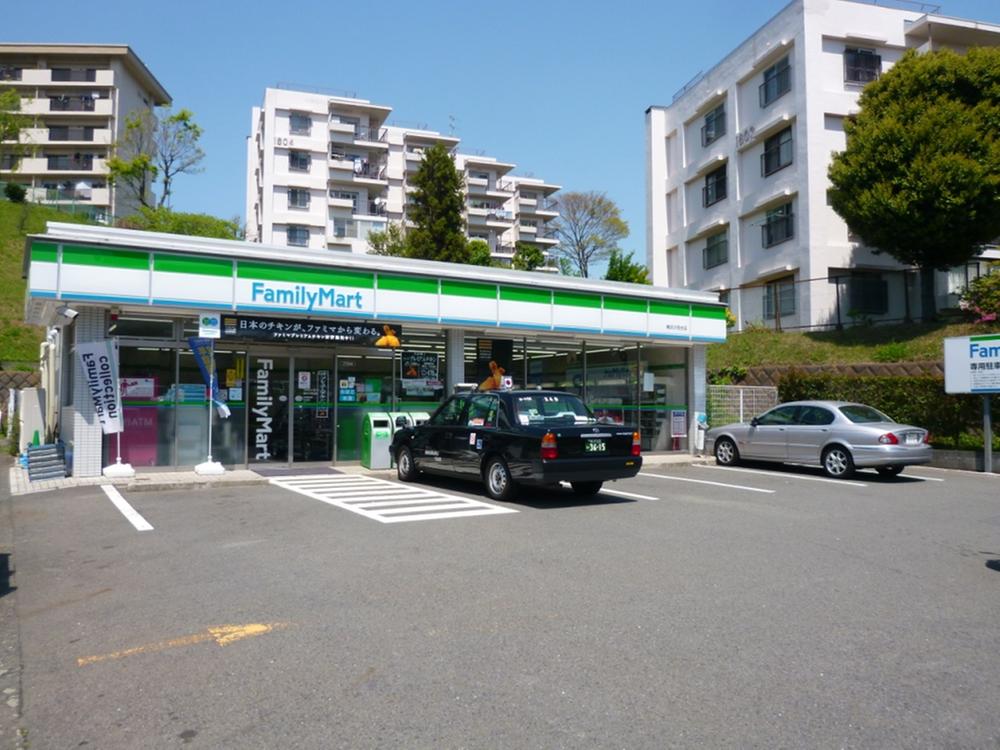 Convenience store. 706m to FamilyMart Yokohama Shiomidai shop