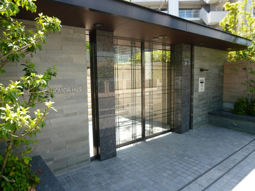 Entrance. Hill top gate