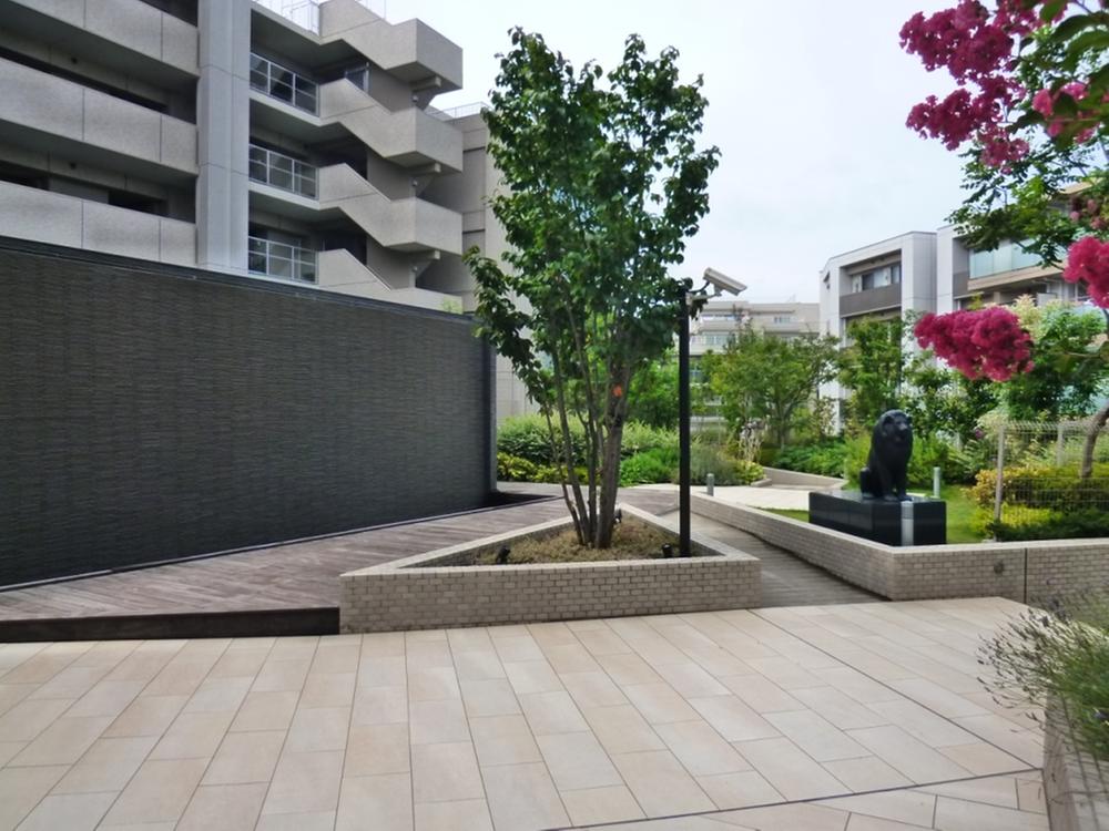 Other common areas. Entrance approach