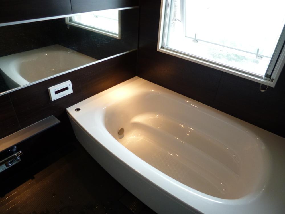 Bathroom. View bus (size 1822)