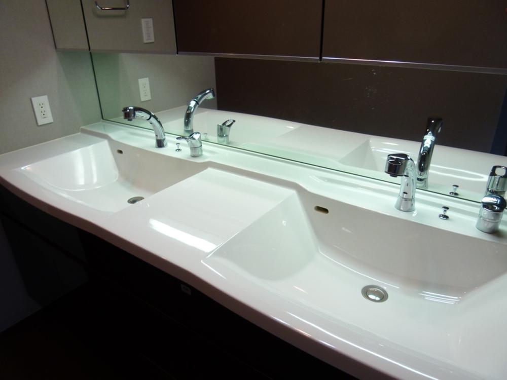 Wash basin, toilet. Vanity 2 bowl