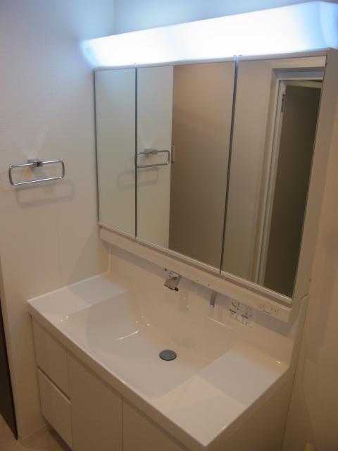 Wash basin, toilet. New replaced.. Convenient three-sided mirror type