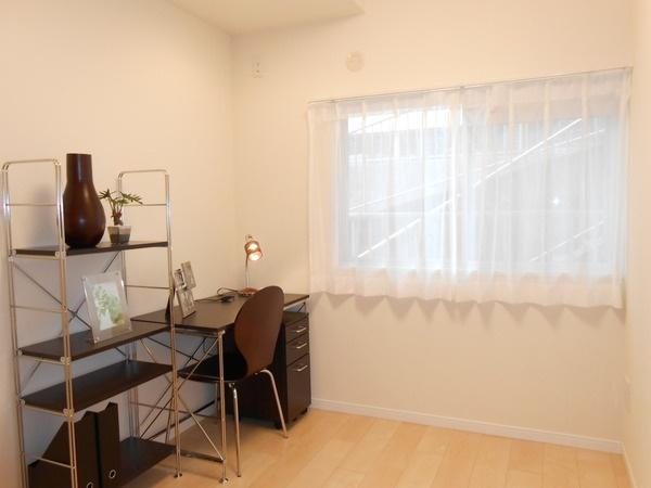 Non-living room. Western-style 4.3 Pledge Desk set with