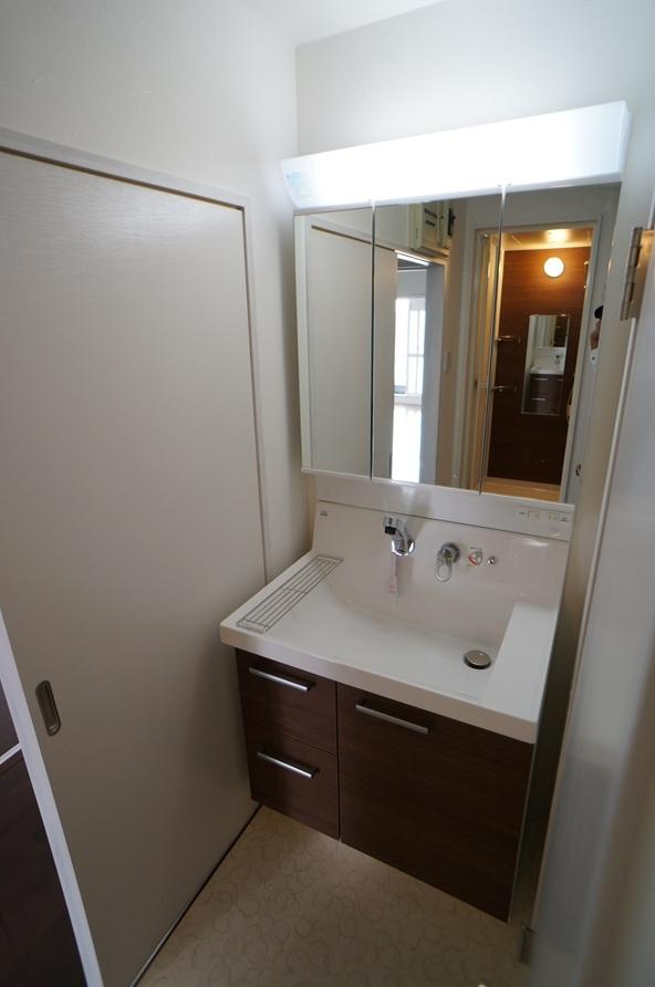 Wash basin, toilet. Indoor (12 May 2013) Shooting We have a new exchange vanity with shampoo dresser.