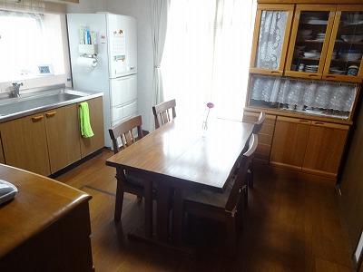 Kitchen. Two-sided lighting ・ 4.5-mat Japanese-style room, which is the garden overlooking
