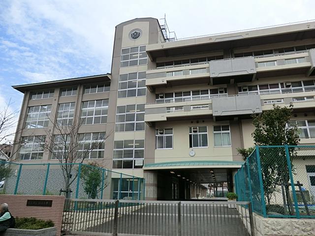 Primary school. Is Omoikkiri play likely in the 1492m wide schoolyard to Yokohama Municipal Sugita Elementary School! Compassion, Sugita elementary school to cherish the moral