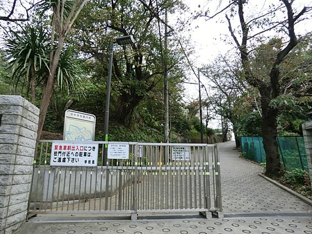 Junior high school. Good beach junior high school of 925m reputation to Yokohama Tachihama junior high school